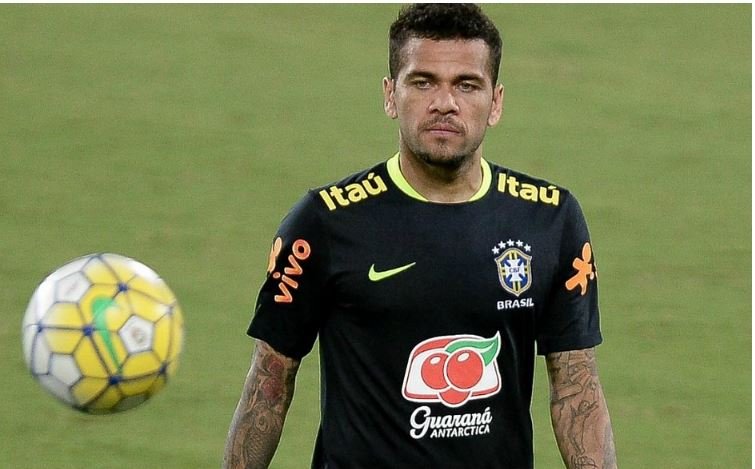 Tite tira braçadeira de Neymar e Daniel Alves será o capitão na Copa América