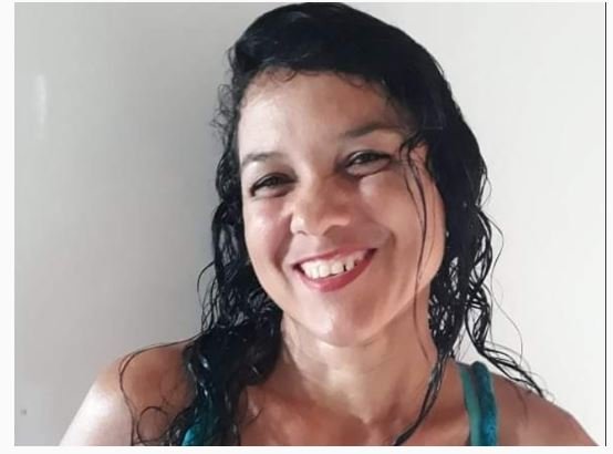 Mulher choca-se com motoneta em pilar de empresa e morre no centro de Juara
