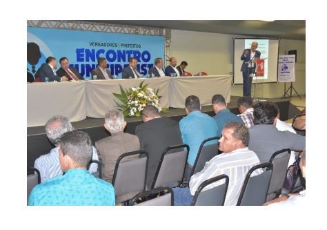 Prefeitos e vereadores citam economia de R$ 3 bilhões para o país e defendem unificação de mandatos