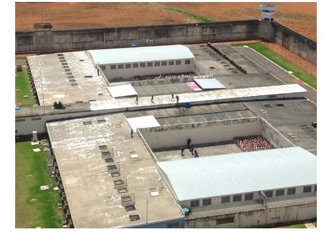 Agentes descobrem túnel em construção, barras de ferro e estoque de cimento no presídio de Sinop