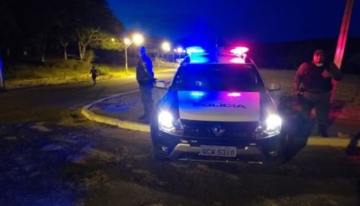 Mulher é agredida com caixote de madeira na cabeça após molhar a filha do vizinho