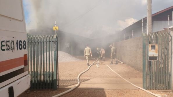 Pedreiros percebem incêndio e salvam idosa
