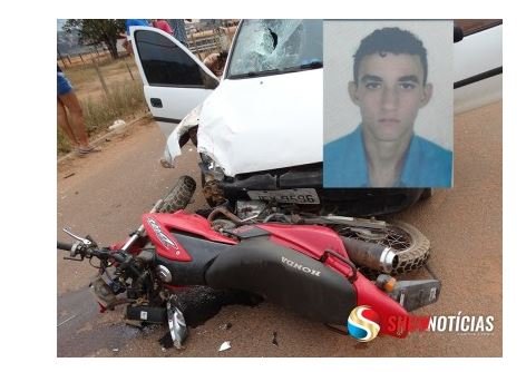 Acidente entre carro e moto deixa homem com ferimento no braço e cabeça e fratura na perna.