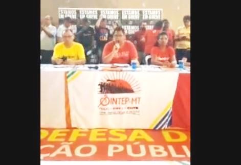 Professores mantêm "greve enfraquecida" e fazem protesto no Centro de Cuiabá