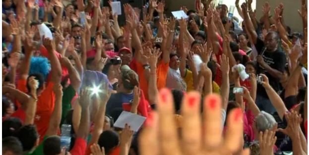 Greve dos servidores da educação completa 2 semanas sem acordo com o governo
