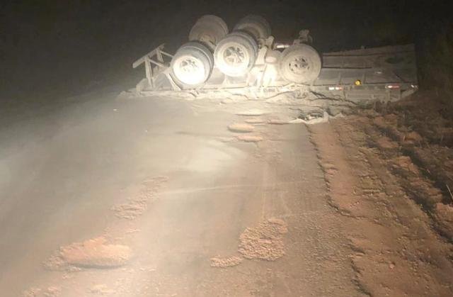 Carreta carregada de cimento em Colíder bate na traseira de veiculo na pista da MT-320. (Fotos)