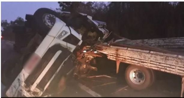 Carreta tomba, atinge caminhão na pista contrária e 4 morrem