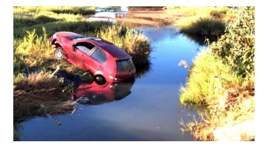 Carro sai da BR-163 em Sinop e cai em lago; motorista morre