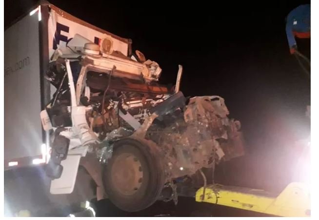 Acidente envolvendo duas carretas deixa uma pessoa morta em MT