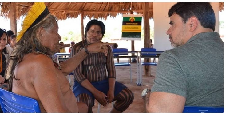Cacique Raoni recebe a visita da Funai em sua terra, em MT