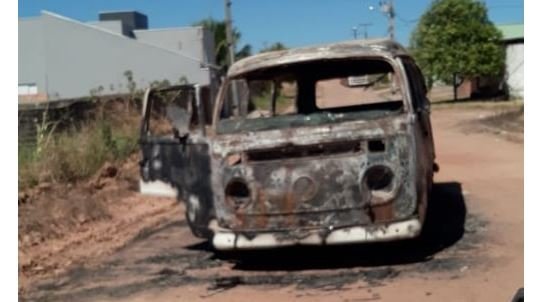 Veículo é consumido pelo fogo após pane elétrica em Guarantã do Norte