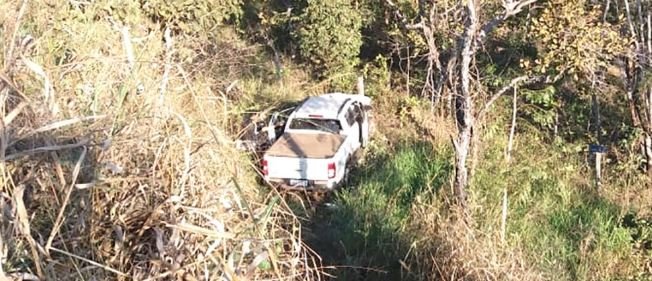 Ladrão cai de ribanceira com caminhonete roubada no Médio Norte, troca tiros com a PM e morre