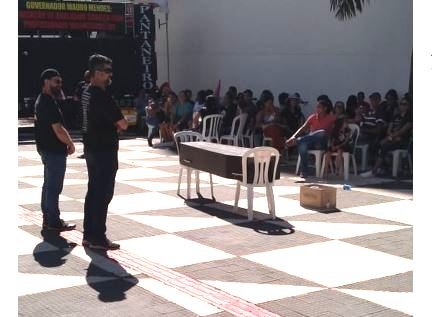 Sintep protesta com caixão do Governo