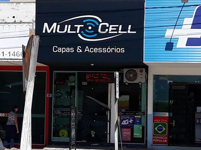 Bandidos arrombam porta de loja de celular no centro de Colíder. (Fotos)