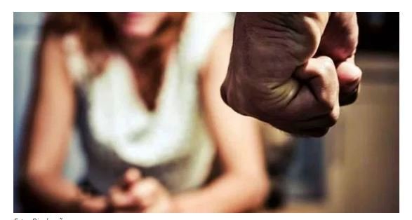 Namorada pede sexo, homem se revolta, a agride e diz que está endemoniada