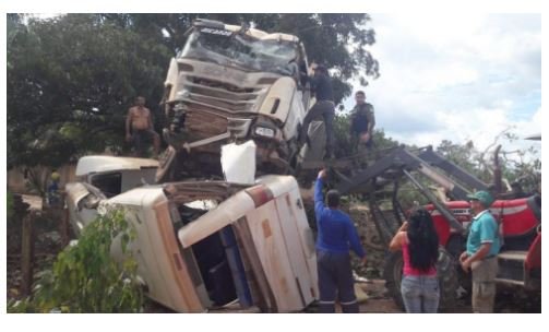 Caminhoneiro de Sinop fica ferido em colisão entre carreta e micro-ônibus no Pará
