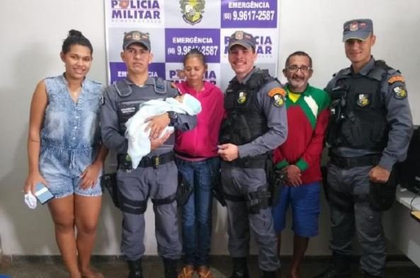 Bebê engasgado com chá de alecrim é salvo por policiais militares