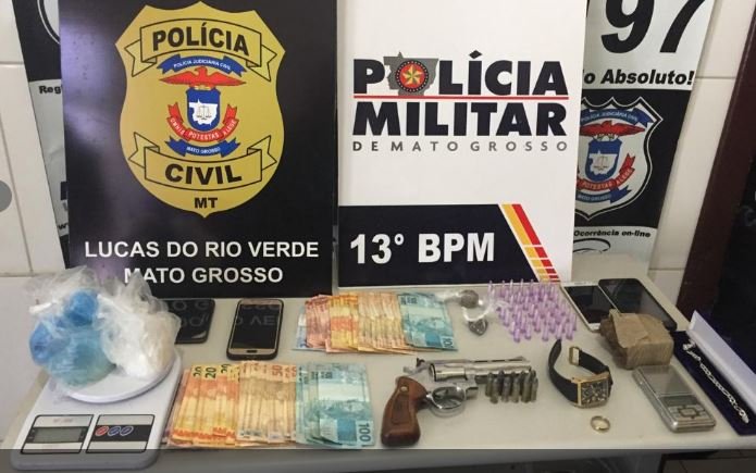 Arma de uso restrito; drogas e dinheiro são apreendidos em operação