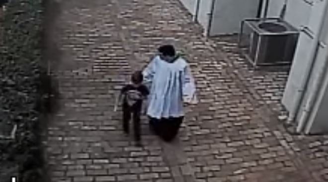 VEJA O VÍDEO Coroinha salva criança de estupro em banheiro de igreja em Cuiabá