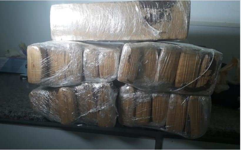 Mais de 20 kg de drogas são encontrados em mala de adolescente