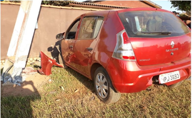 Rapaz perde direção de carro em Colíder e derruba poste de energia na parte central.(Fotos)