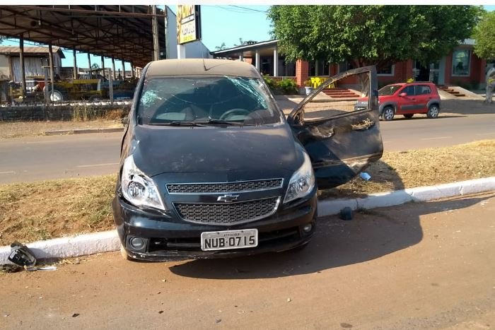 Jovem em Colíder capota carro em frente ao Kaskata’s (Fotos)
