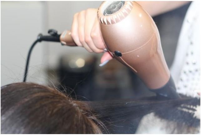 Anvisa suspende a fabricação e venda de produto para alisar o cabelo
