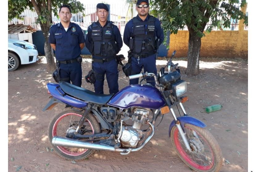 Agentes de trânsito detém homem em Colíder trafegando com moto ROUBADA no centro da cidade.(Vídeo)