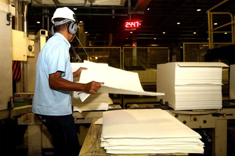Produção industrial cai em oito locais pesquisados pelo IBGE