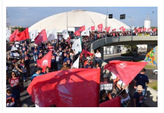 Professores protestam no Centro Político