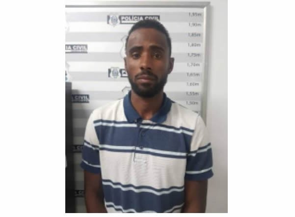 Homem mata mulher e esconde corpo em parede