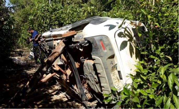 Dono de veículo roubado encontra carro destruído
