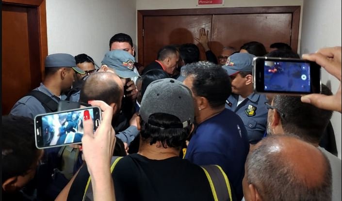 Professores tentam invadir plenário da AL e entram em confronto com PM