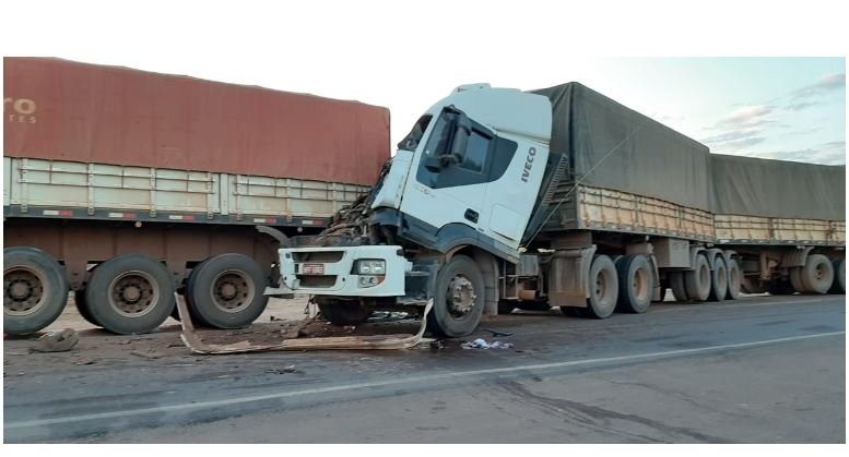 Carreta fica destruída após colisão na traseira de outra carreta na BR-163 próximo de Stª Helena. (Fotos)
