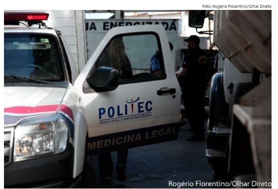 Motociclista colide contra caminhão que deixava lava jato e morre