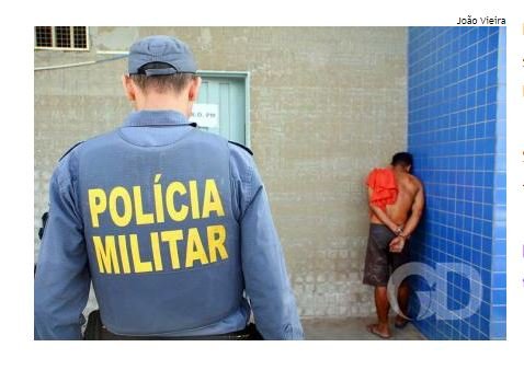 Homem é preso em loja filmando por baixo da saia de mulheres