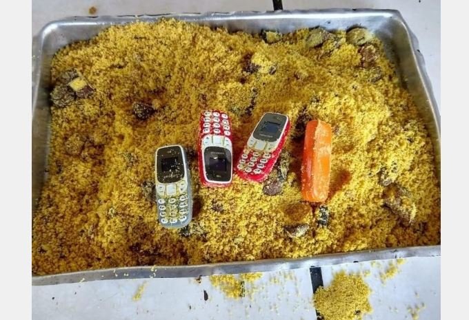 Mãe tenta entrar em cadeia com mini-celulares escondidos em farofa