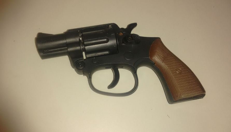 Menor infrator e apreendido em Colíder com dois simulacros de arma de fogo e droga.