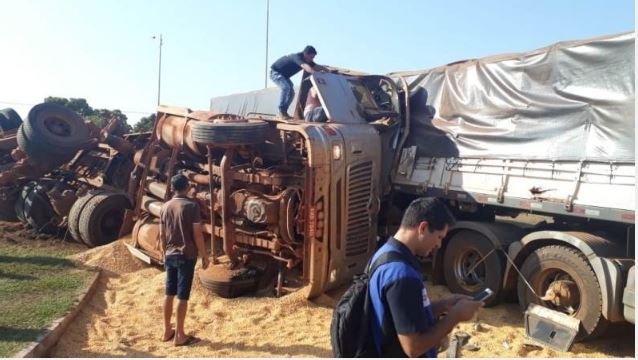 Carga de carreta interdita pista após colisão no trevo de Santa Carmem