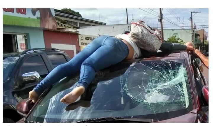 Motociclista fica presa em teto de carro após acidente em Tangará da Serra