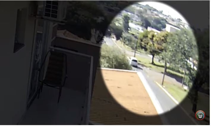 Câmera flagra carro 'decolando' antes de arrancar poste na Vila Brasil (Vídeo)