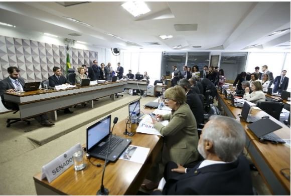 Fim da estabilidade de servidores públicos: como PL poderá afetar os professores?