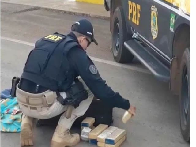Mulher é presa com 15 quilos de maconha dentro de mala em BR