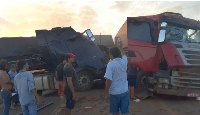 Acidente envolvendo 5 carretas na BR 163 deixa estragos em Trairão-PA