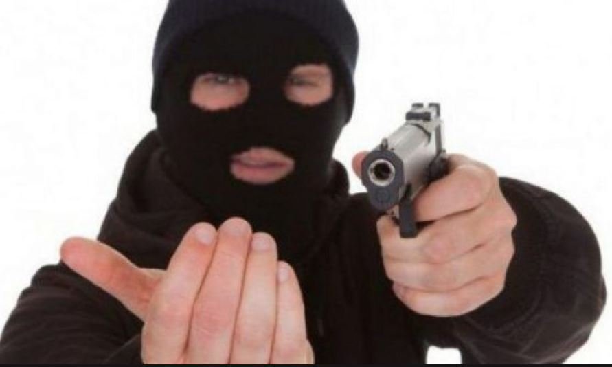 Quadrilha de bandidos armados em Colíder rendem família levam carro joias e dinheiro.