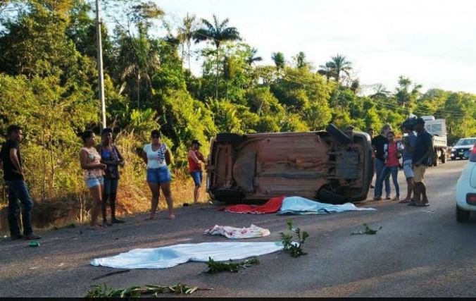 Adolescente que viajava no colo da mãe morre ao ser arremessada de carro que capotou