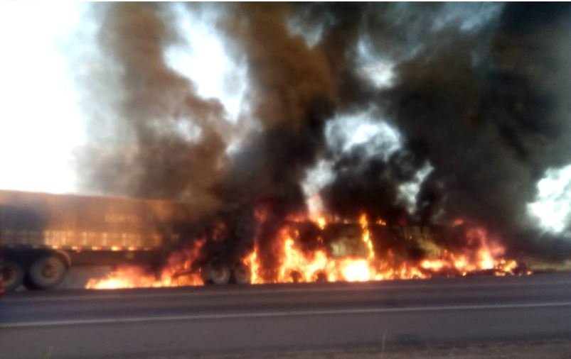 Carreta e carro são consumidos por chamas na BR-163 próximo à N. Santa Helena. (Vídeo)