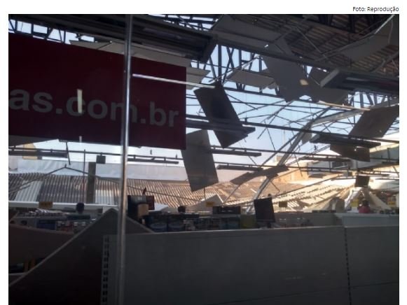 Teto da Lojas Americanas desaba em cima de clientes em shopping e deixa feridos; fotos e vídeos
