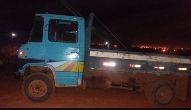 Homem morre ao cair de caçamba de caminhão após pedir carona
