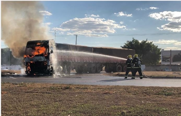 Carreta pega fogo logo após sair de mecânica